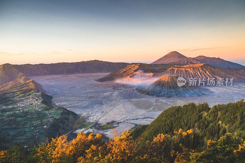 在Bromo tengger semaru国家公园的Bromo山，惊人的清晨日出。